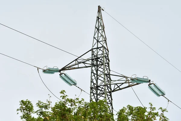 Treliça Corrente Elétrica Uma Linha Distribuição Com Isoladores — Fotografia de Stock