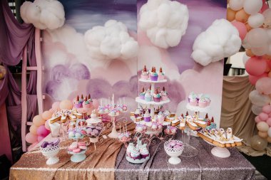 Tek boynuzlu atın doğum günü partisi dışarıda, dekorasyon