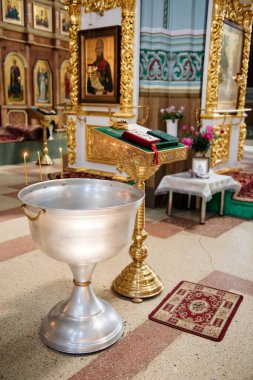 Bebek vaftiz töreni için aksesuarlar. Vaftiz için Ortodoks bir rahibin nitelikleri.