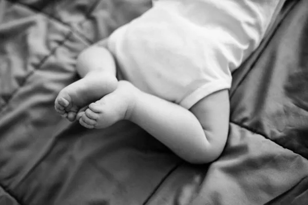 Novorozené Nohy Dítě Leží Posteli — Stock fotografie