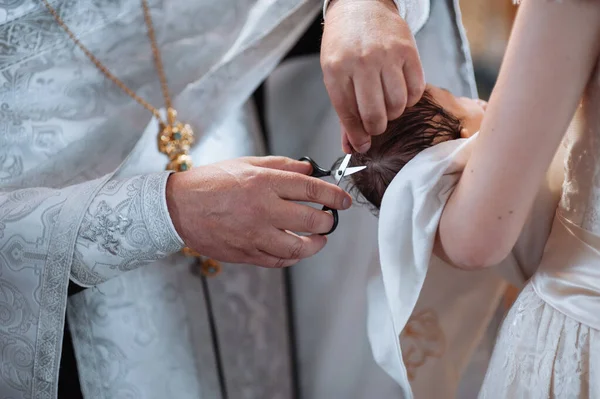 Doopceremonie Van Een Kind Vader Knipt Het Haar Van Het — Stockfoto
