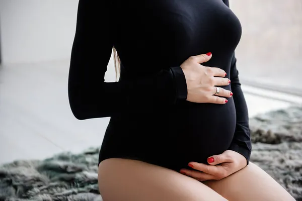 Pregnant Woman Black Bodysuit Holding Her Belly — Stock Photo, Image