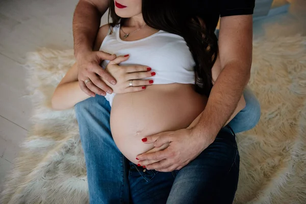 Mulher Grávida Jeans Uma Shirt Branca Marido Abraça Barriga — Fotografia de Stock