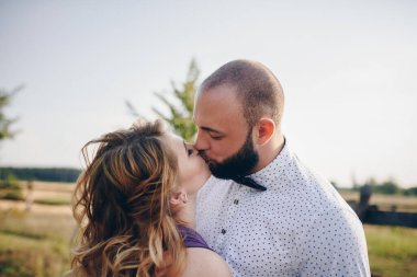 Randevuda bir çift. Mor elbise. Gelin ve damat. Tarlada yürü. Aşk hikayesi..