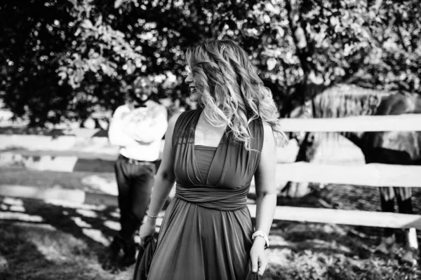 Ein Liebespaar Bei Einem Date Reiten Lila Kleid Schwarz Weiß — Stockfoto
