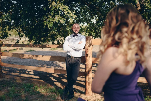 Casal Amoroso Num Encontro Passeios Cavalo Vestido Roxo — Fotografia de Stock