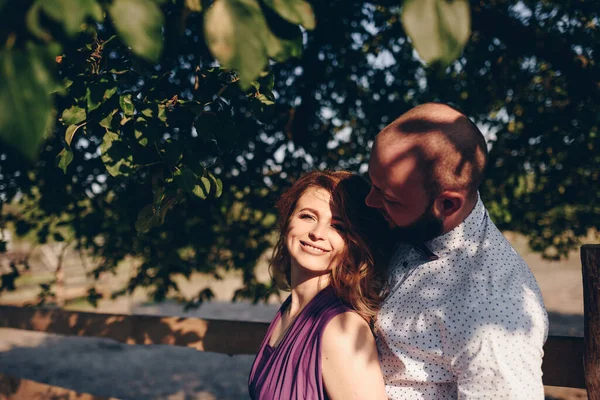 Milující Pár Rande Letní Zahradě Fialové Šaty — Stock fotografie