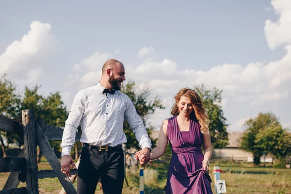 Ein Liebespaar Bei Einem Date Reiten Lila Kleid — Stockfoto