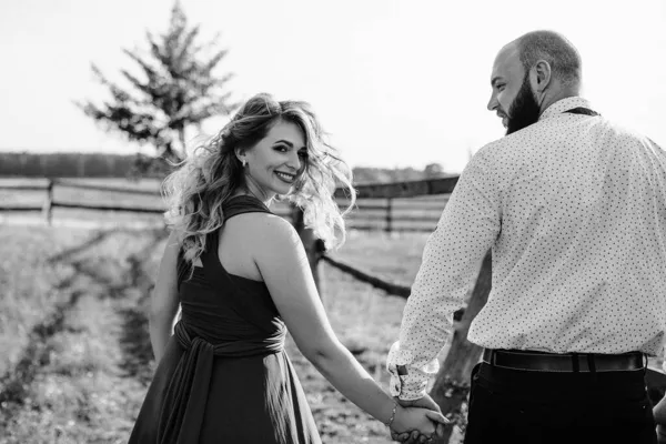 Randevuda Bir Çift Mor Elbise Gelin Damat Tarlada Yürü Aşk — Stok fotoğraf