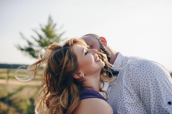 Paar Bei Einem Date Lila Kleid Braut Und Bräutigam Gehen — Stockfoto