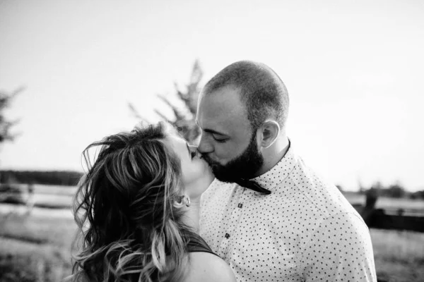 Casal Num Encontro Vestido Roxo Noiva Noivo Caminhe Campo História — Fotografia de Stock