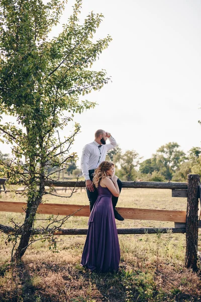 Couple Date Purple Dress Bride Groom Walk Field Love Story — Stock Photo, Image