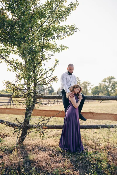 Paar Bei Einem Date Lila Kleid Braut Und Bräutigam Gehen — Stockfoto