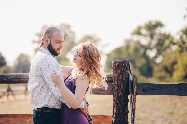 Casal Num Encontro Vestido Roxo Noiva Noivo Caminhe Campo História — Fotografia de Stock