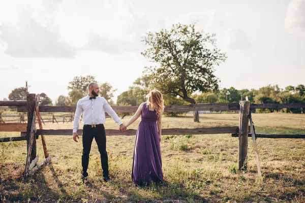 Couple Date Purple Dress Bride Groom Walk Field Love Story — Stock Photo, Image