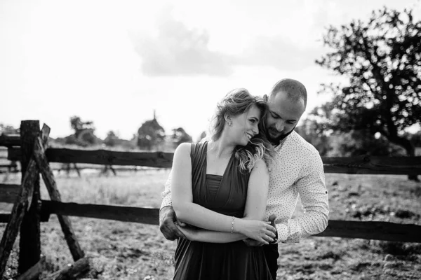 Casal Num Encontro Vestido Roxo Noiva Noivo Caminhe Campo História — Fotografia de Stock