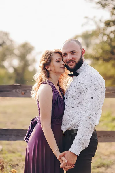 Paar Bei Einem Date Lila Kleid Braut Und Bräutigam Gehen — Stockfoto