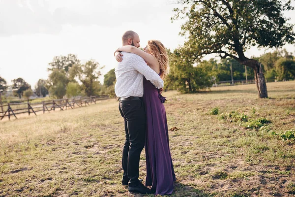 Randevuda Bir Çift Mor Elbise Gelin Damat Tarlada Yürü Aşk — Stok fotoğraf