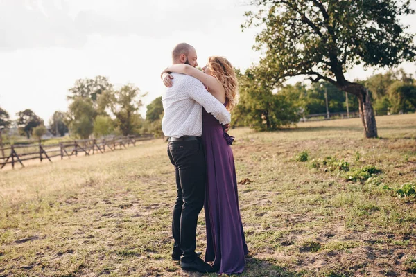 Couple Rendez Vous Robe Violette Mariée Marié Promenade Sur Terrain — Photo