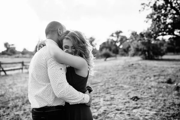 Couple Rendez Vous Robe Violette Mariée Marié Promenade Sur Terrain — Photo