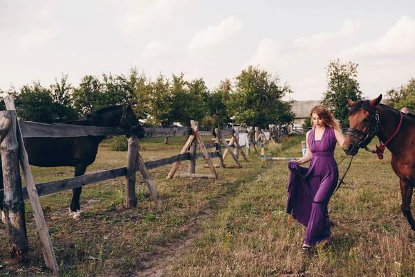 Flicka Lila Klänning Promenad Med Häst — Stockfoto