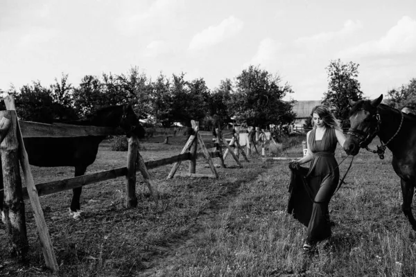 Girl Purple Dress Walk Horse Black White Photo — Stock Photo, Image