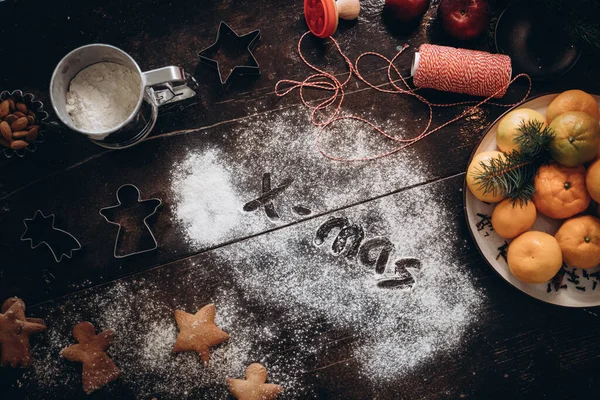 Pekařské zázemí se ingrediencemi na vaření zdobené jedlí a nový rok 2022. — Stock fotografie