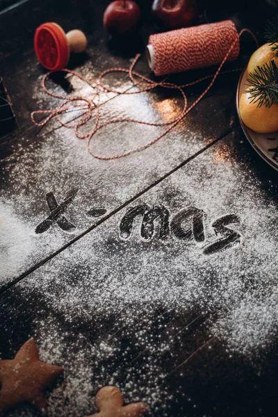 Vánoční jídlo. Domácí perníkové s přísadami pro vánoční pečení a kuchyňské náčiní na tmavý stůl, pohled shora — Stock fotografie