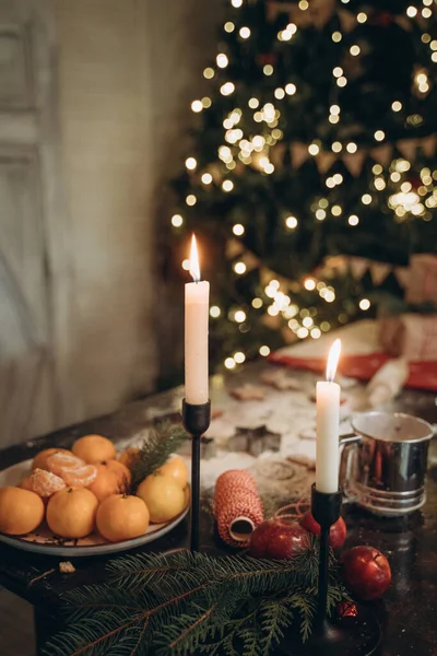 圣诞食品。自制的姜饼饼干, 配有圣诞烘焙和厨房用具的配料, 在深色桌子上, 顶部视图 — 图库照片