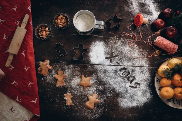 Ingrédients pour la cuisson de Noël décoré de sapin. Fond de boulangerie. Pain d'épice, farine, table Photo De Stock