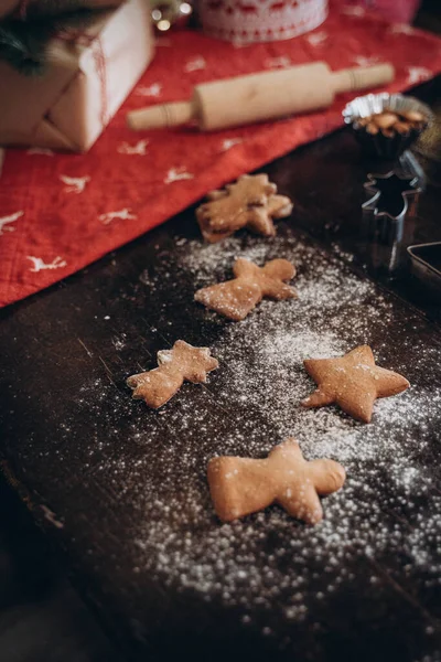Cibo di Natale. Biscotti fatti in casa di pan di zenzero con ingredienti per la cottura di Natale e utensili da cucina sul tavolo scuro, vista dall'alto Immagini Stock Royalty Free