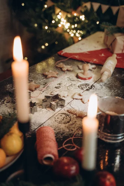 Comida navideña. Galletas de jengibre caseras con ingredientes para hornear navidad y utensilios de cocina en mesa oscura, vista superior Fotos De Stock