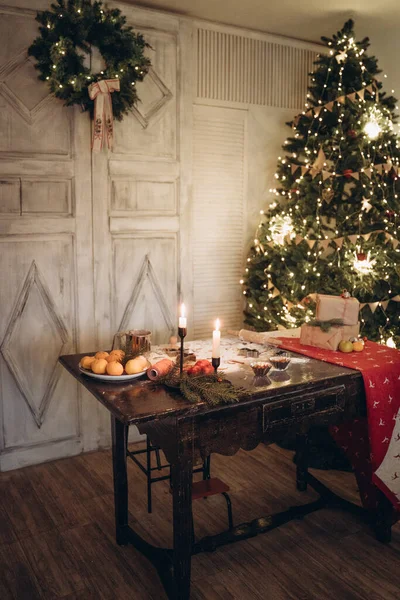 Beau Nouvel An intérieur, arbre de Noël, cadeaux Photos De Stock Libres De Droits