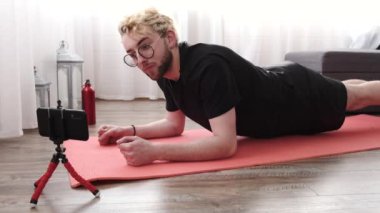 Genç sporcu, sabah egzersizini kamerayla çekiyor.