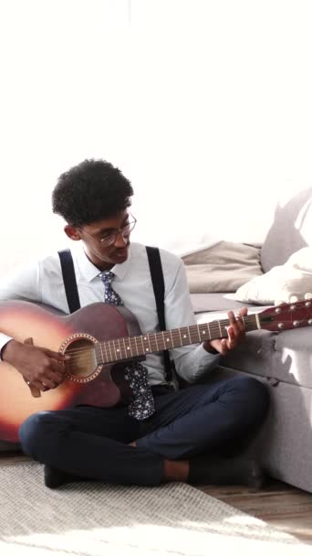 Indisk mand spiller guitar i en stue – Stock-video
