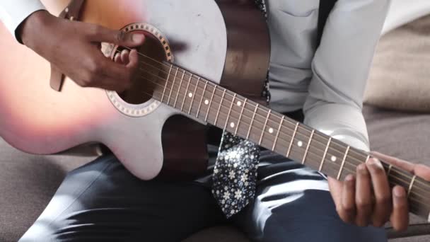 Indier som spelar gitarr i ett vardagsrum — Stockvideo