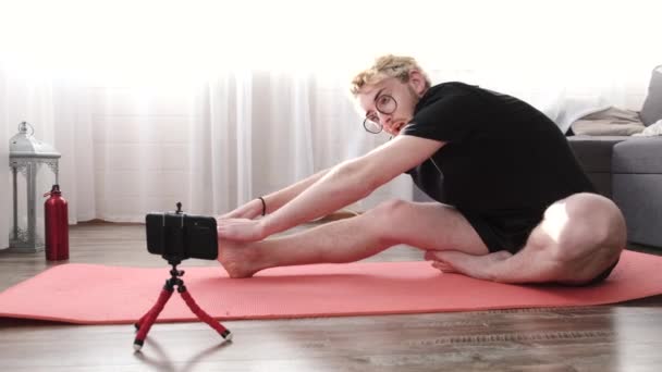 Junger sportlicher Mann filmt Morgengymnastik vor der Kamera — Stockvideo
