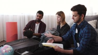 Parlak odada haritaya bakan bir grup arkadaş