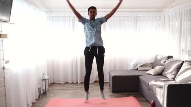 Ινδός κάνει άσκηση στο σπίτι — Αρχείο Βίντεο