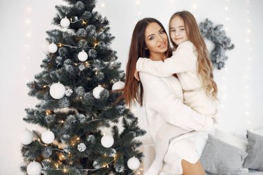 Anne ve küçük kızı evde.