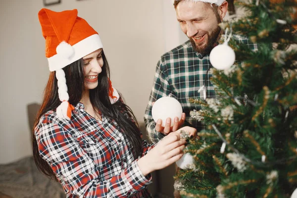 Aranyos pár ül otthon közel karácsonyfa — Stock Fotó