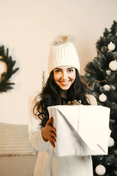 Menina bonita em casa perto da árvore de Natal — Fotografia de Stock