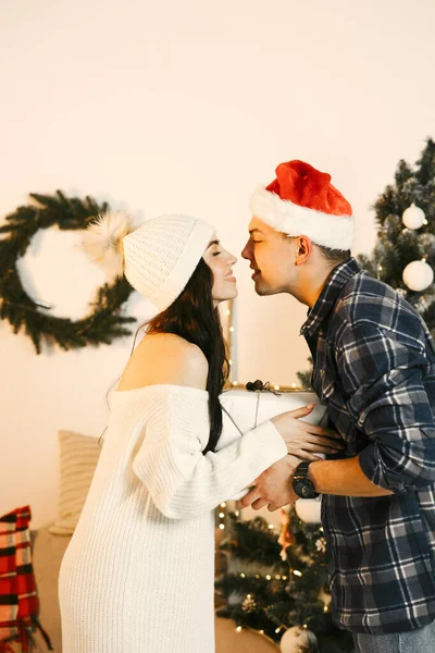 Coppia carina seduta a casa vicino all'albero di Natale — Foto Stock