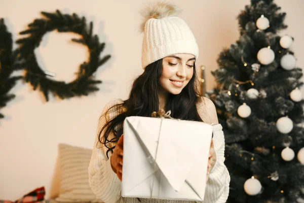 Menina bonita em casa perto da árvore de Natal — Fotografia de Stock