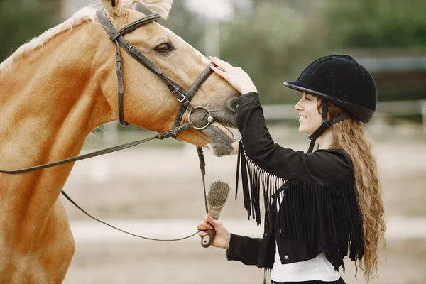 櫛と黒のヘルメットの女性と乗馬の肖像 — ストック写真