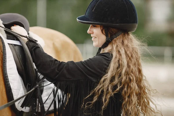 Portrait woman in black helmet with a horse — Foto Stock