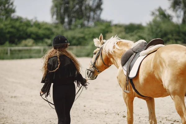 Retrato de caballo a caballo con mujer en casco negro — Foto de Stock
