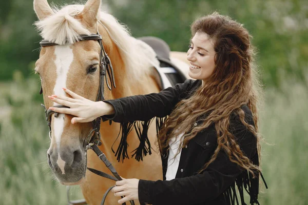 茶色の馬を持つライダーの女性の肖像 — ストック写真
