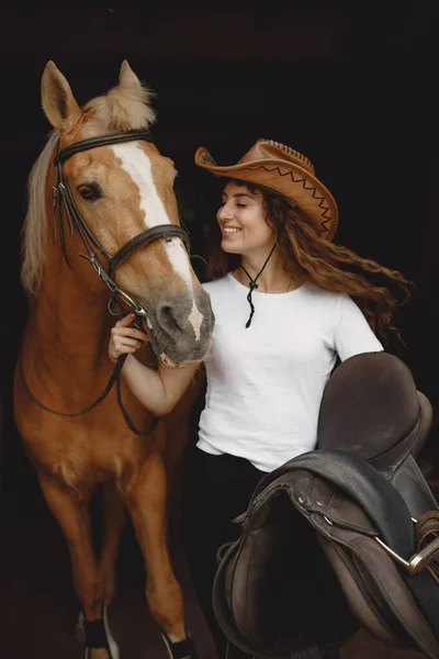 Portrait of woman in brown leather hat with a horse — Foto Stock