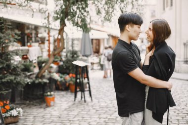 Eski şehrin sokaklarında bir randevu sırasında iki sevgili kucaklaşır.